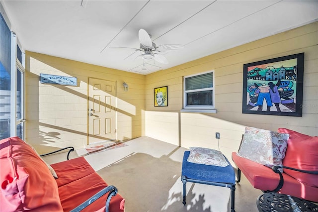 sunroom with ceiling fan