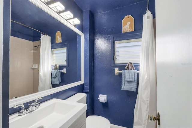 full bath with toilet, plenty of natural light, a shower with shower curtain, and vanity