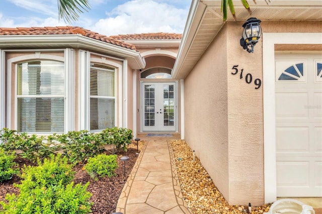 entrance to property featuring stucco siding and a tiled roof