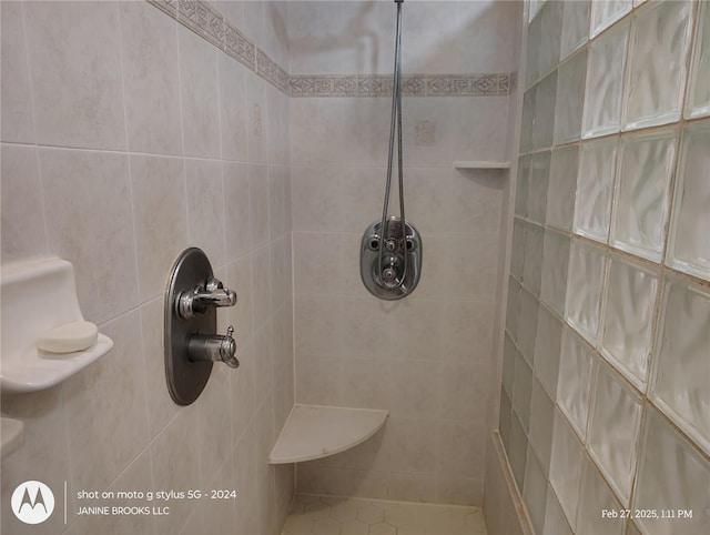 bathroom featuring a tile shower