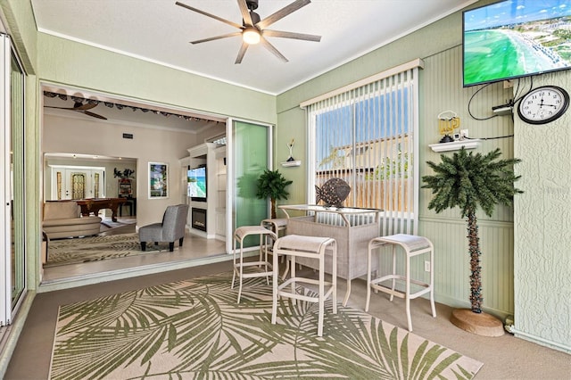 sunroom with ceiling fan