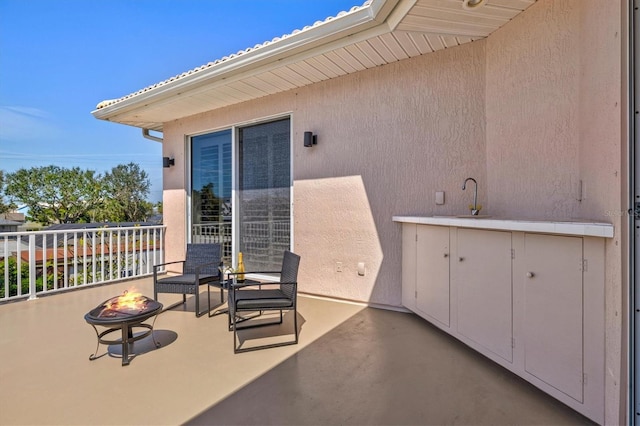 view of patio featuring an outdoor fire pit