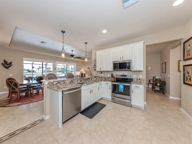 kitchen featuring stainless steel appliances, visible vents, white cabinets, a sink, and a peninsula