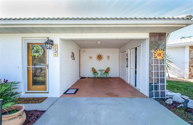 view of exterior entry featuring stucco siding