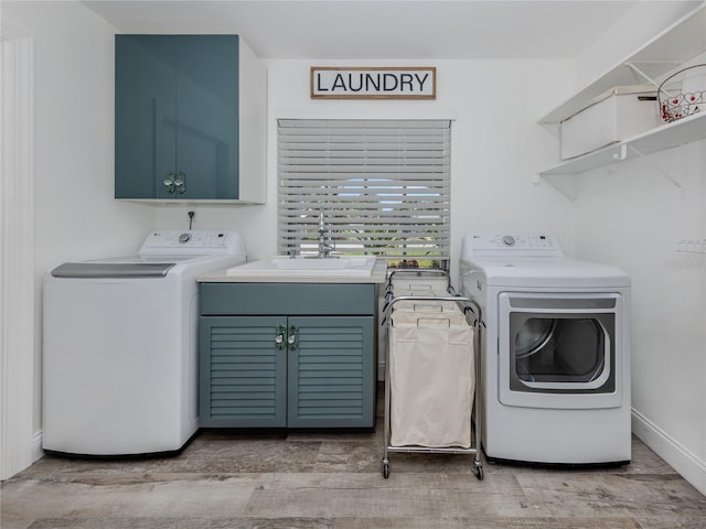 601 Apalachicola Rd, Venice, FL 34285 - laundry area featuring washing machine and clothes dryer and cabinet space
