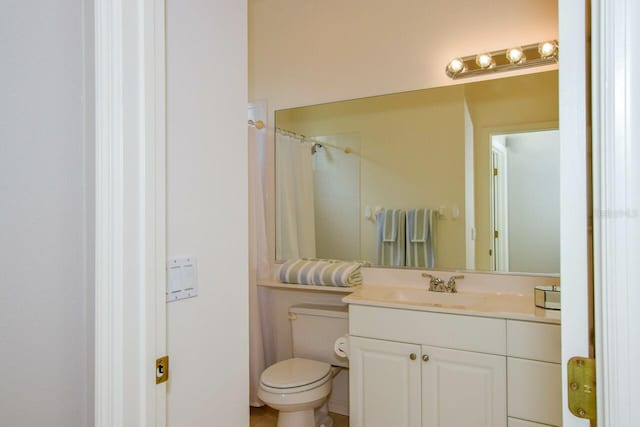 full bath with toilet, a shower with shower curtain, and vanity