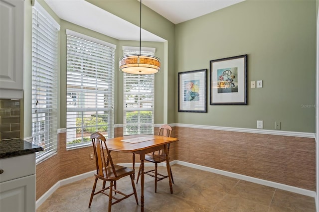 dining room featuring light tile patterned floors and baseboards