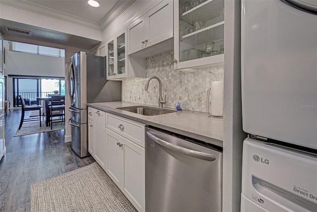 kitchen featuring visible vents, white cabinets, decorative backsplash, stainless steel appliances, and a sink