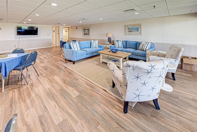 living area featuring visible vents, a drop ceiling, wood finished floors, and recessed lighting