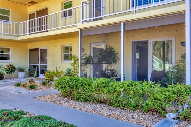 view of exterior entry with stucco siding