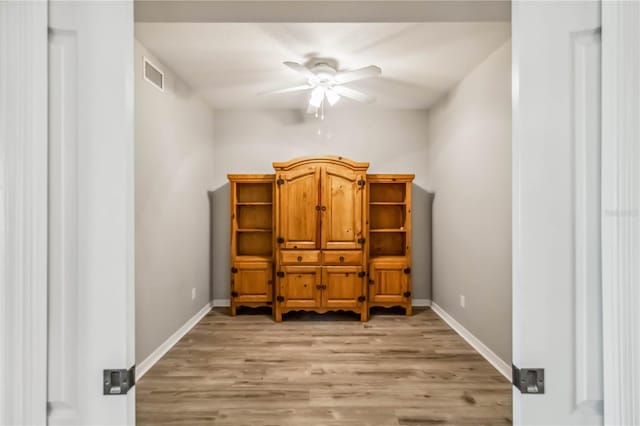 living area with visible vents, ceiling fan, light wood-type flooring, and baseboards