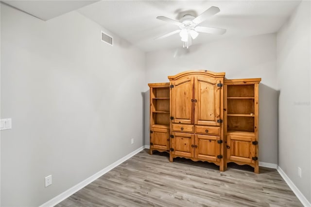 sitting room featuring visible vents, light wood-style flooring, baseboards, and ceiling fan