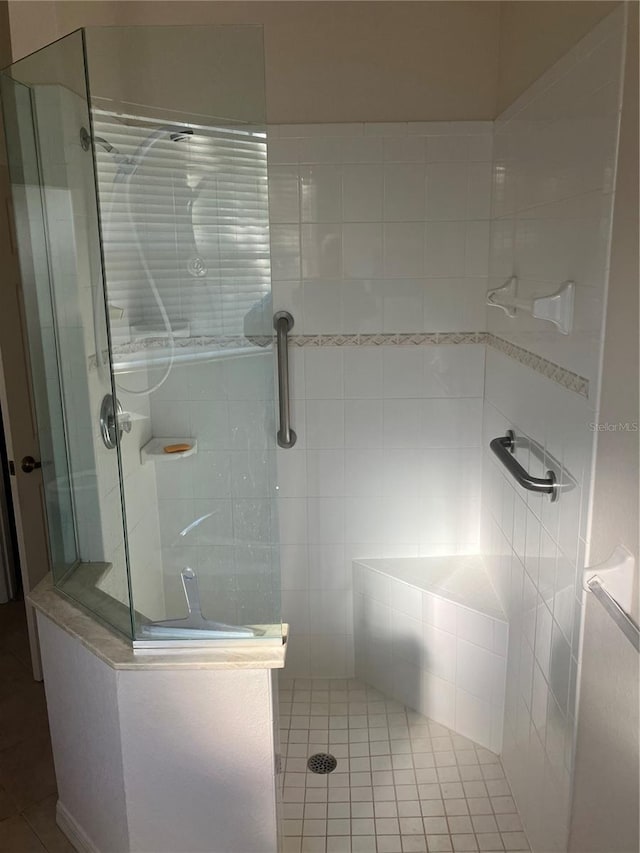 full bath with tiled shower