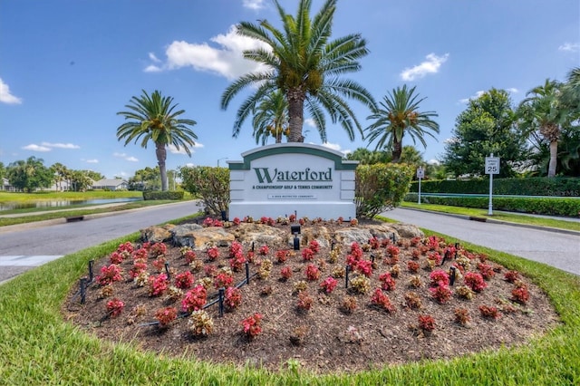 community sign featuring aphalt driveway