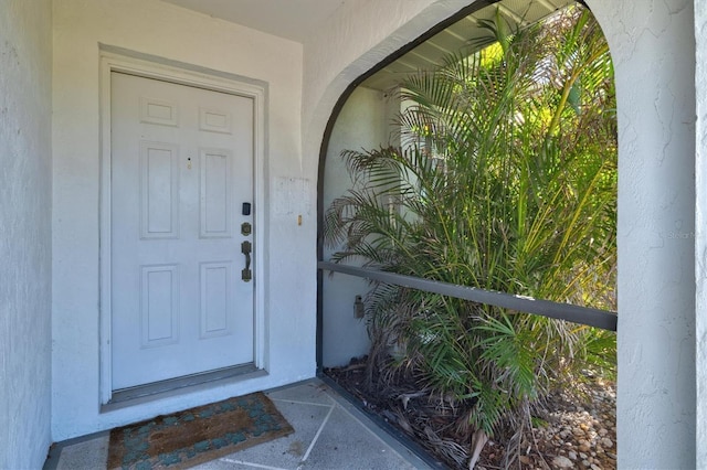 view of exterior entry with stucco siding