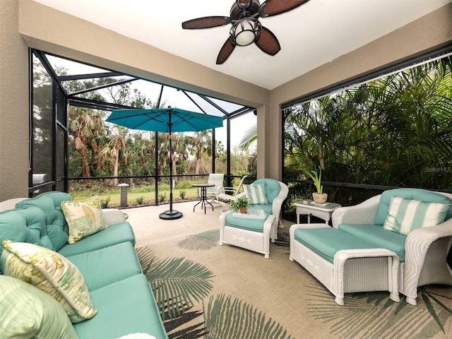 sunroom with ceiling fan