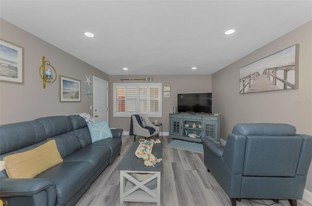 living room featuring light wood-style floors, recessed lighting, and baseboards