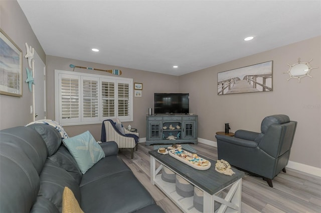 living area with recessed lighting, light wood-style flooring, and baseboards