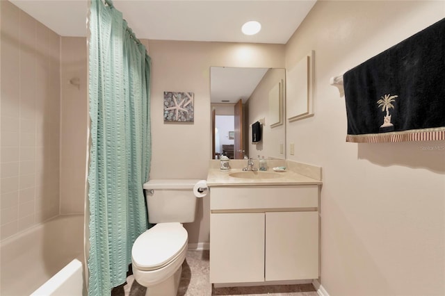 full bathroom featuring toilet, baseboards, shower / tub combo with curtain, and vanity