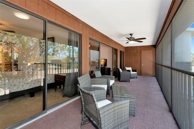 sunroom with ceiling fan