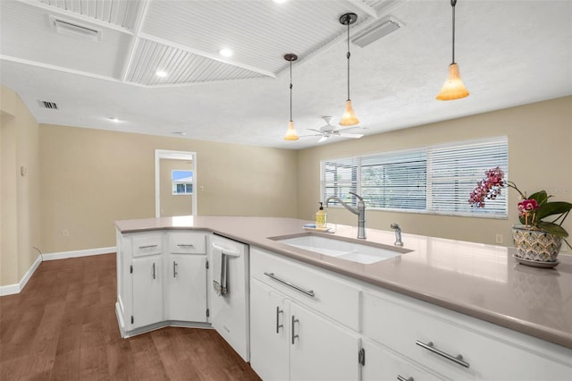 kitchen featuring visible vents, dark wood-style flooring, ceiling fan, and a sink