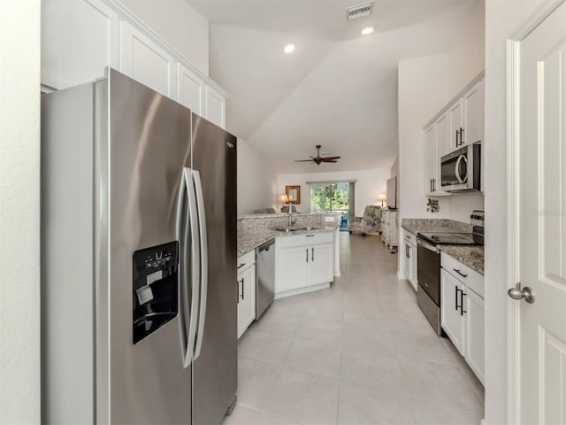 kitchen with visible vents, a sink, open floor plan, stainless steel appliances, and a peninsula