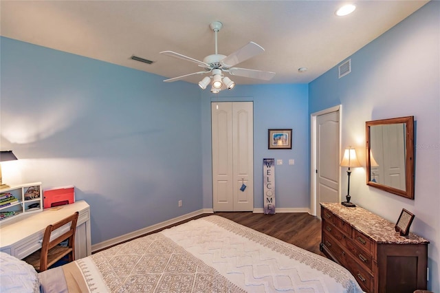 bedroom with dark wood-style floors, baseboards, visible vents, and ceiling fan