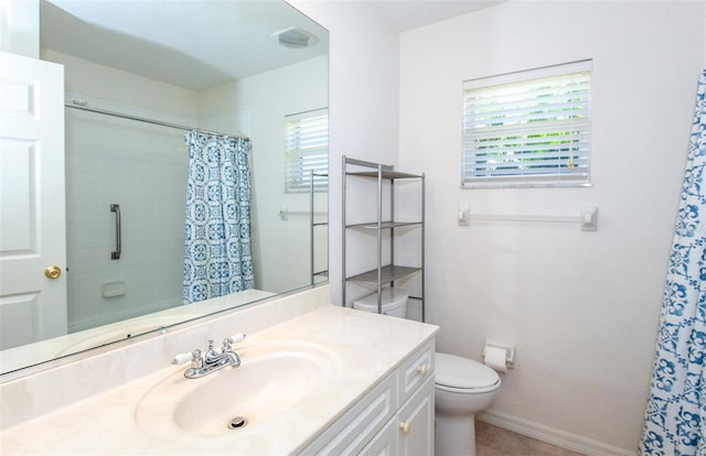 full bathroom featuring a wealth of natural light, curtained shower, and toilet