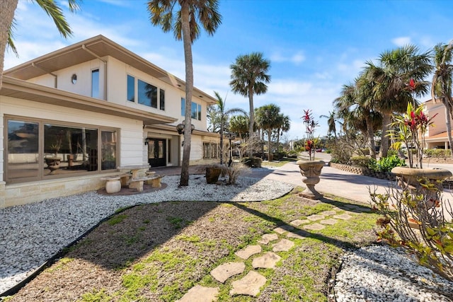 view of yard featuring a patio area