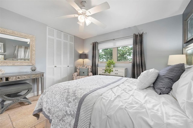 bedroom with baseboards, a ceiling fan, and a closet