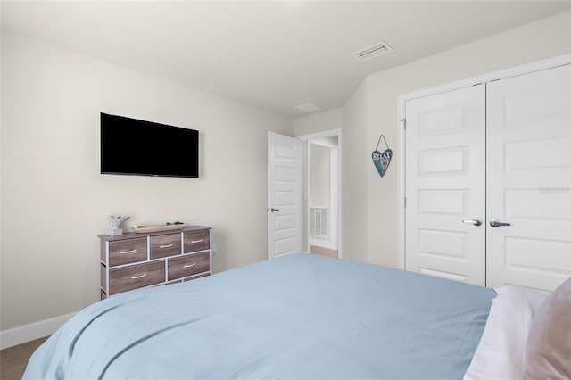 bedroom with baseboards, visible vents, a closet, and carpet flooring