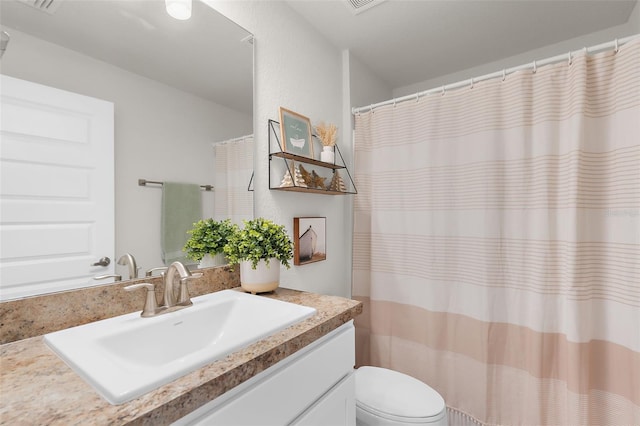 bathroom with toilet, a shower with curtain, and vanity