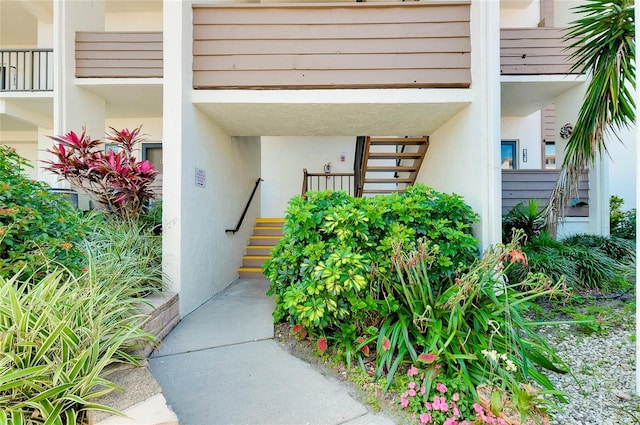 view of exterior entry with stucco siding