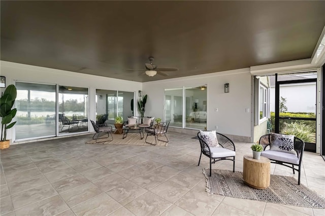 sunroom with ceiling fan