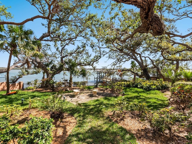 view of yard featuring a water view