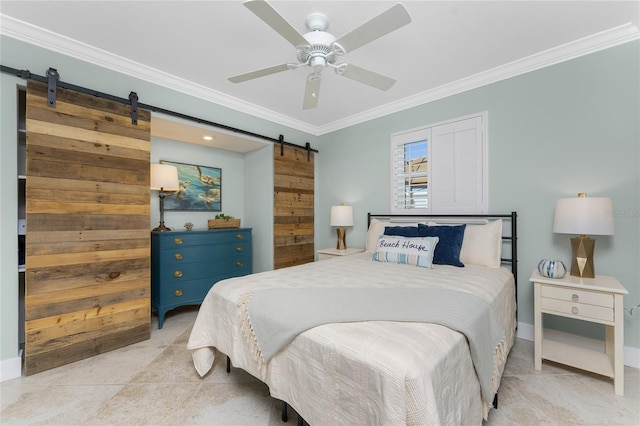 bedroom with a ceiling fan, a barn door, crown molding, and baseboards