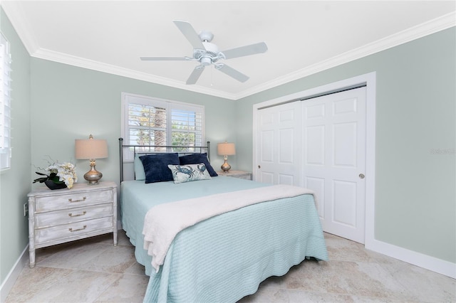 bedroom featuring crown molding, baseboards, a closet, and ceiling fan