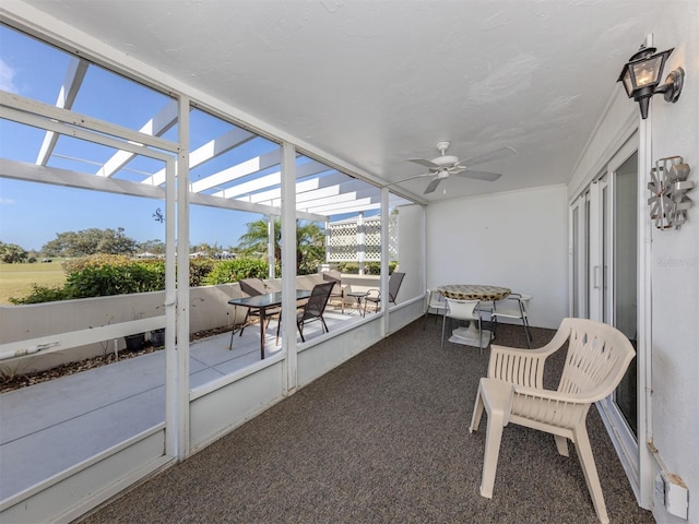 sunroom with ceiling fan