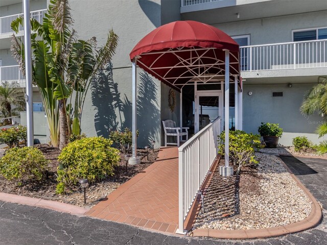 property entrance featuring stucco siding