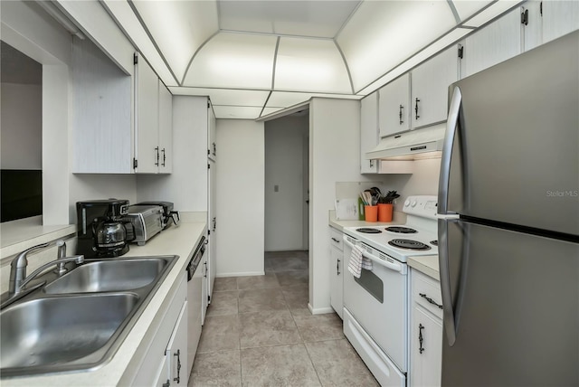 358 Pineview Dr, Venice, FL 34293 - kitchen featuring a sink, light countertops, under cabinet range hood, and stainless steel appliances
