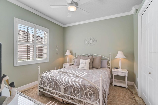 bedroom featuring a closet, baseboards, ornamental molding, and a ceiling fan