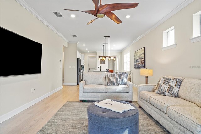 living area featuring light wood-style flooring, a wealth of natural light, recessed lighting, and ceiling fan