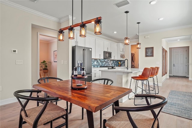 dining area with baseboards, visible vents, recessed lighting, and light wood-style floors