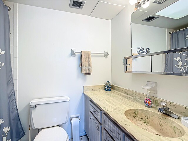 1255 Tarpon Center Dr Unit 503, Venice, FL 34285 - full bath featuring toilet, vanity, and a shower with shower curtain