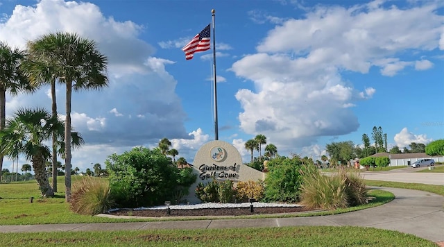 community / neighborhood sign featuring curved driveway