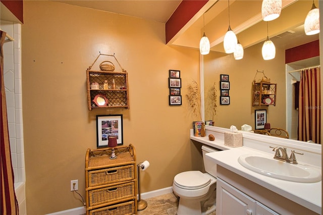 full bathroom with curtained shower, baseboards, toilet, and vanity