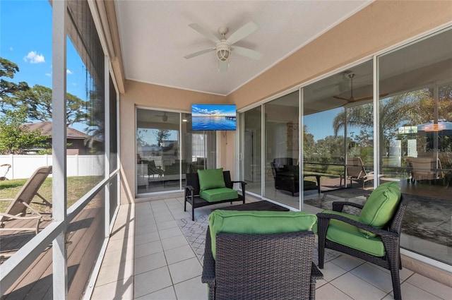 sunroom with ceiling fan