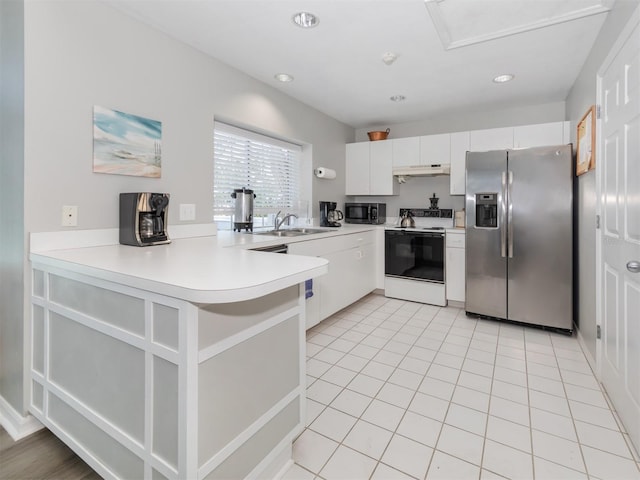 kitchen with light countertops, a sink, electric range oven, a peninsula, and stainless steel refrigerator with ice dispenser
