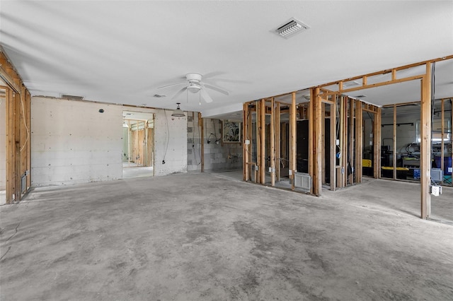 misc room featuring visible vents, concrete flooring, and ceiling fan