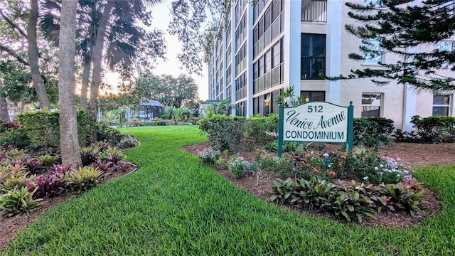 community sign with a lawn